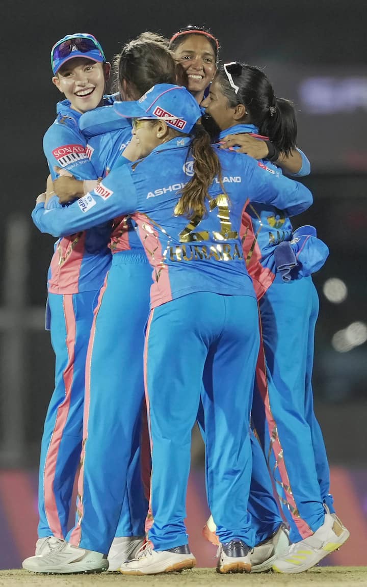 हरमनप्रीत कौरच्या नेतृत्वातील मुंबई इंडियन्स संघाने दिल्लीचा पराभव करत पहिल्या महिला आयपीएल स्पर्धेवर नाव कोरले. सेविर ब्रंट हिने मोक्याच्या क्षणी केलेल्या अर्धशतकी खेळीच्या बळावर मुंबईने जेतेपदाला गवसणी घातली. दिल्लीने दिलेले 132 धावांचे आव्हान मुंबईने सात विकेट राखून सहज पार केले.