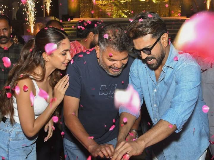 RC 15 की को-स्टार Kiara Advani ने मनाया Ram Charan का प्री-बर्थडे, सामने आईं ये खूबसूरत तस्वीरें Ram Charan Celebrated His Pre Birthday Bash With RC 15 Co Star Kiara Advani Director S Shankar Prabhu Deva RC 15 की को-स्टार Kiara Advani ने मनाया Ram Charan का प्री-बर्थडे, सामने आईं ये खूबसूरत तस्वीरें