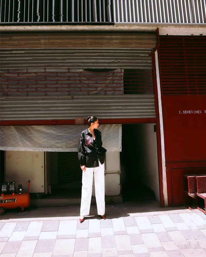 কালো শার্ট ও সাদা প্য়ান্টে এদিন ধরা দিলেন 'সুপার থার্টি' অভিনেত্রী।