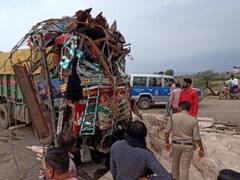 छत्तीसगढ़: दो ट्रकों के बीच आमने-सामने की जबरदस्त टक्कर, दो लोगों की गई जान, ट्रक के परखच्चे उड़े
