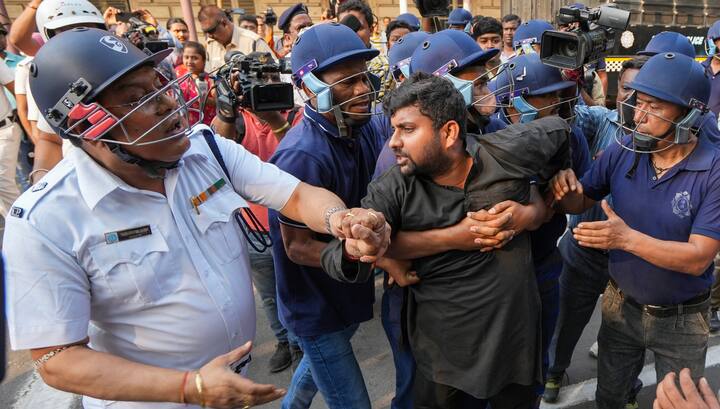 হুগলির শ্রীরামপুর-সহ কয়েকটি জায়গায় পুলিশের সঙ্গে ধস্তাধস্তিতে জড়িয়ে পড়েন কংগ্রেস কর্মীরা। কংগ্রেসের এই কর্মসূচি নিয়ে কটাক্ষ করেছে বিজেপি।