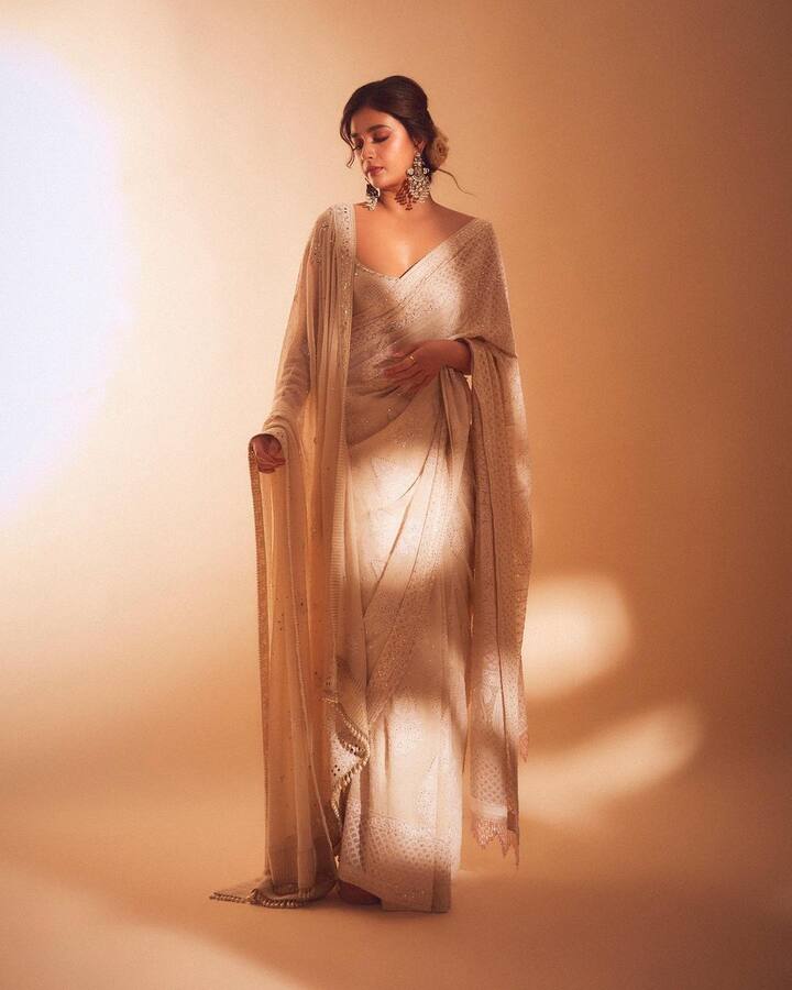 She also wore a white dupatta on one side along with her saree. (Image Source: Instagram)