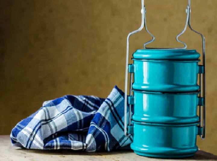 Does Your Tiffin Box Have A Pungent Odour 5 Easy Tips To Get Rid Of It know it உங்கள் லஞ்ச் பாக்சை கழுவிய பின்னரும் துர்நாற்றம் வீசுகிறதா? எப்படி தவிர்ப்பது?