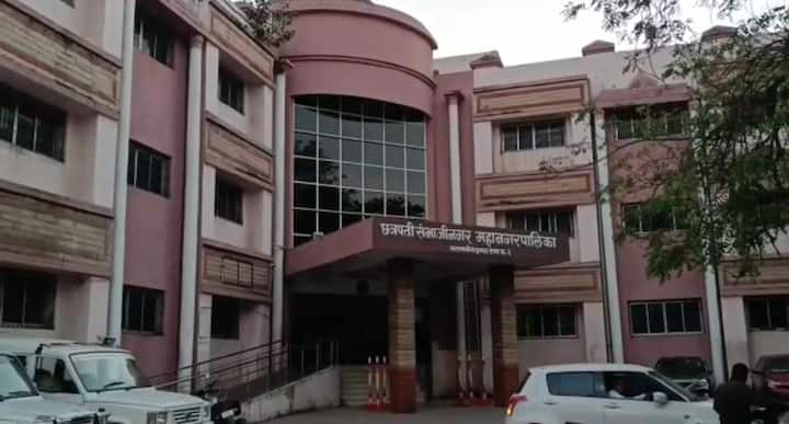 प्रवेशद्वार, मुख्य प्रशासकीय इमारत आणि टप्पा तीन इमारतीच्या नामफलकावरील औरंगाबाद हे नाव गुरुवारी काढून टाकण्यात आले.