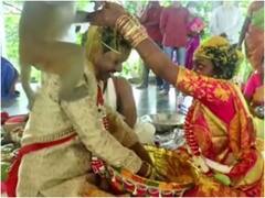 शादी के मंडप में आ धमका बंदर, दूल्हा-दुल्हन के सिर पर चढ़कर मचाया उत्पात