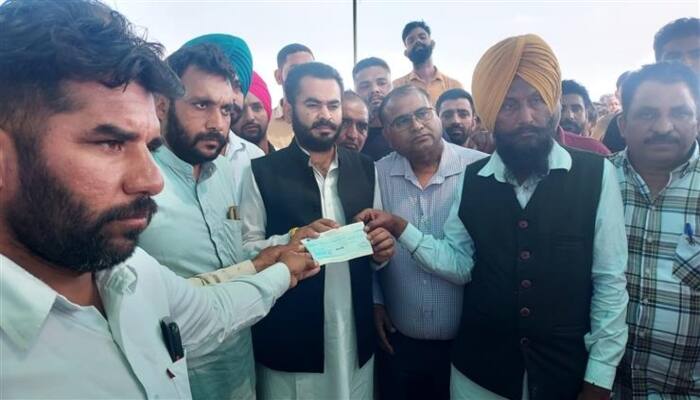 MLA Narinder Pal Singh Sawna gave his one month's salary to help the typhoon victims of Bakayenwala village ਵਿਧਾਇਕ ਨਰਿੰਦਰਪਾਲ ਸਵਨਾ ਨੇ ਆਪਣੀ ਇੱਕ ਮਹੀਨੇ ਦੀ ਤਨਖਾਹ ਪਿੰਡ ਬਕੈਣ ਵਾਲਾ ਦੇ ਤੁਫਾਨ ਪੀੜਤਾਂ ਦੀ ਮਦਦ ਲਈ ਦਿੱਤੀ