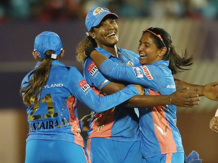 WPL 2023 Winners Prize Money of Orange Cap Purple Cap MVP of Womens Premier League Mumbai Indians WPL 2023 Winners Prize : অরেঞ্জ, পার্পল ক্যাপ কাদের দখলে ? কে হলেন ডব্লিউপিএলের সবথেকে গুরুত্বপূর্ণ ক্রিকেটার, রইল বিস্তারিত