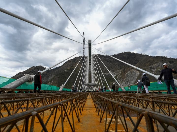 Anji Khad Bridge: जम्मू-कश्मीर में अंजी नदी पर इस साल मई तक भारत के पहले केबल आधारित रेल पुल के बनकर तैयार होने की उम्मीद है.