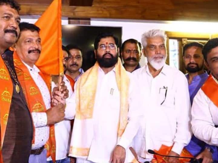 Maharashtra Politics: महाराष्ट्र राजनीति में बड़ी खबर, शिवसेना (यूबीटी) के नेताओं ने थामा शिंदे गुट का दामन Uddhav Thackeray led shiv sena leaders join CM Eknath Shinde group in Nashik and Malegaon Maharashtra Politics: महाराष्ट्र राजनीति में बड़ी खबर, शिवसेना (यूबीटी) के नेताओं ने थामा शिंदे गुट का दामन