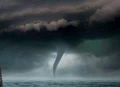 अमेरिका के मिसिसिपी में तूफान का तांडव, घर-मकान-गाड़ियां तबाह, अब तक 25 की मौत