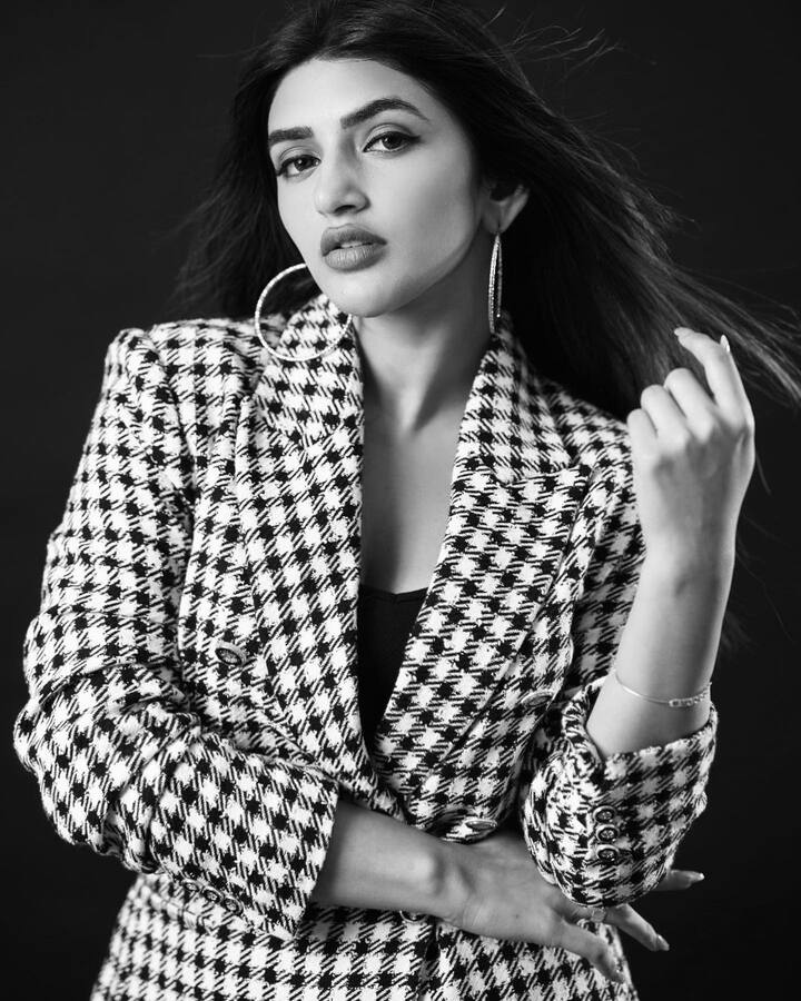 తల్లిదండ్రులు విడిపోవడంతో, చిన్నప్పట్నించి తల్లితోనే నివసిస్తోంది శ్రీలీల.