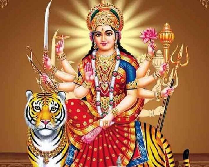 જો દેવી દુર્ગા સિંહ પર સવારી કરતી જોવા મળે છે અને સિંહ ગર્જના કરી રહ્યો છે, તો આ સ્વપ્ન આવનારી કેટલીક સમસ્યાઓનો સંકેત આપે છે. આવા સ્વપ્ન જોવા પર, વ્યક્તિએ દેવી દુર્ગાની પૂજા કરીને પ્રસન્ન કરવાનો પ્રયાસ કરવો જોઈએ.