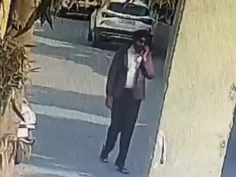 Patiala Woman Arrested For Sheltering Amritpal, Aide. New CCTV Footage Shows Fugitive In Jacket, Sunglasses Patiala Woman Arrested For Sheltering Amritpal, Aide After New CCTV Footage Of Fugitive Emerges