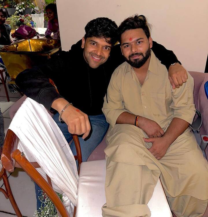 ऋषभ पंत का पिछले साल दिसंबर महीने में एक्सीडेंट हुआ था, जिसके चलते उनके घुटने का ऑपरेशन करना पड़ा था. अब वह काफी तेजी के साथ रिकवरी भी कर रहे हैं और उन्होंने बैसाखियों के सहारे चलना भी शुरू कर दिया है.
