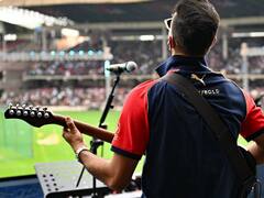 RCB Unbox Event में दिखा हर्षल पटेल का जलवा, दमदार बॉलिंग के बाद गिटार बजाकर फैंस को बनाया दीवाना