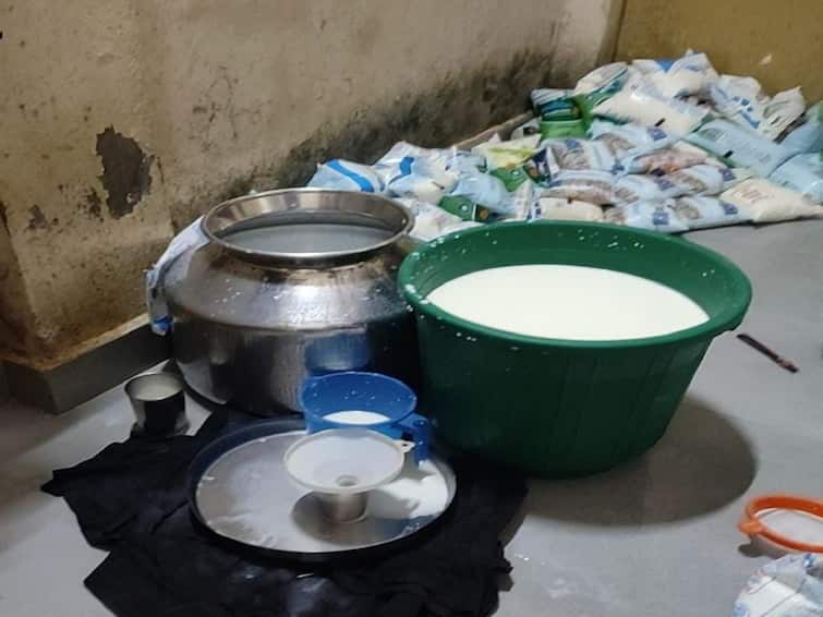 Mumbai Milk News Milk adulteration in Mumbai Police arrested three People  Mumbai Milk : नामांकित कंपन्यांच्या दुधात भेसळ, मुंबईत नागरिकांच्या जीवाशी खेळ; तीन जणांना अटक