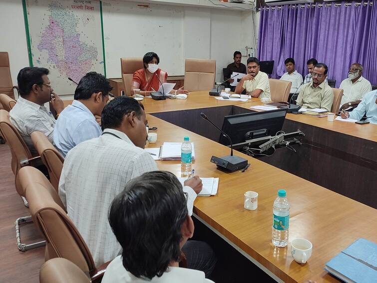 maharashtra News Parbhani administration alert in view of possible water shortage  Parbhani District Collector held a review meeting Parbhani : संभाव्य पाणीटंचाई लक्षात घेता परभणी प्रशासन अलर्ट, जिल्हाधिकाऱ्यांनी घेतली आढावा बैठक