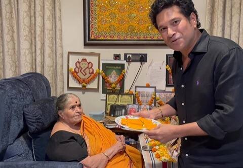 Sachin Tendulkar enjoyed this year season first mangoes with his mother Sharing post on social media Sachin Tendulkar : सचिन तेंडुलकरने आईसोबत घेतला मोसमातील पहिल्या आंब्याचा आस्वाद; व्हिडीओ पोस्ट करत म्हणाला...