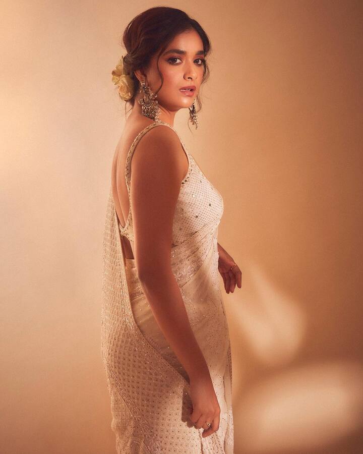 To complement her look, she wore her hair in a bun which she adorned with flowers. (Image Source: Instagram)