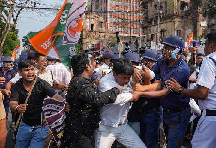 সমালোচনা করেন মমতা বন্দ্য়োপাধ্য়ায় এবং অভিষেক বন্দ্য়োপাধ্য়ায়। কড়া সমালোচনা করেছিলেন একাধিক বিরোধী দলের নেতা।