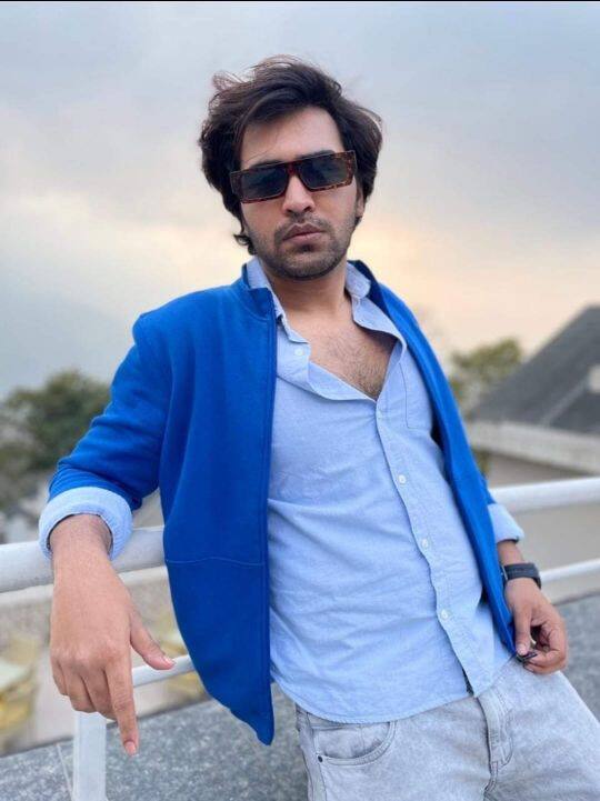 অর্জুন আরও বলছেন, 'প্রায় প্রত্যেক ঘরেই যেন বিচ্ছেদের গল্প, ঘটনা রয়েছে। তবুও আমরা এখনও বিচ্ছেদ নিয়ে সরাসরি কথা বলতে পারি না। আমি বহু মানুষদের সঙ্গে মিশি, দেখি বেশিরভাগ মানুষই যেন তাঁদের বিবাহিত জীবনে খুশি নয়। সময়ের সঙ্গে সঙ্গে তাঁরা হয়তো বেছে নেন বিচ্ছেদের পথও। কিন্তু একটা প্রশ্ন আমার মনে সবসময় ঘুরতে থাকে। বিচ্ছেদের সঙ্গে সঙ্গে কী সম্পূর্ণভাবে ছেড়ে বেরিয়ে আসা যায় পুরনো সম্পর্ক নাকি মনের অতলে রয়ে যায় টান? ঠিক এমনই একটা পরিস্থিতিকে তুলে ধরবে আমার নতুন গল্প ডিপ ফ্রিজ।'