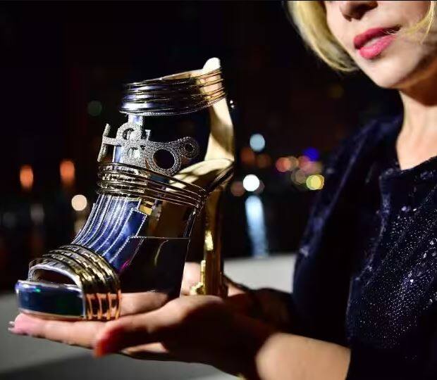 Worlds most expensive shoes The cost of this one shoe is more than 150 crores ਜੁੱਤੀ ਦੀ ਕੀਮਤ 150 ਕਰੋੜ ਤੋਂ ਵੱਧ, ਹੈਰਾਨ ਕਰ ਦੇਵੇਗੀ ਸਪੇਸ ਸਮੱਗਰੀ ਨਾਲ ਬਣੀ ਖਾਸ ਜੁੱਤੀ