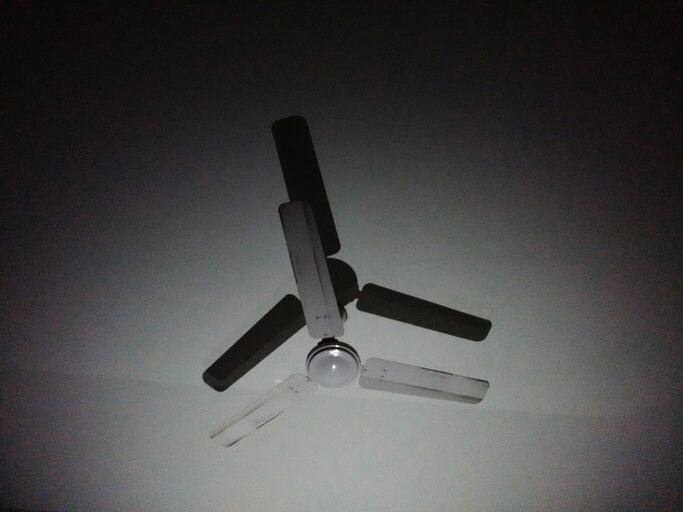 मान लीजिए अगर कमरा 75 वर्ग फुट तक है तो 29 इंच या उससे कम ब्लेड वाले पंखे ठीक रहते हैं. इसके अलावा, अगर कमरा 76 और 144 वर्ग फुट के बीच है तो 36 और 42 इंच के बीच ब्लेड वाले पंखे ठीक रहेंगे.