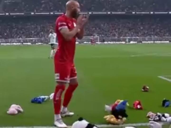 Teddy bears rained onto a football pitch during a match in Turkey video goes viral on social media Watch: तुर्की में लाइव फुटबॉल मैच के दौरान हजारों फैंस ने जीता दिल, जानें क्यों मैदान पर फेंके टेडी बियर