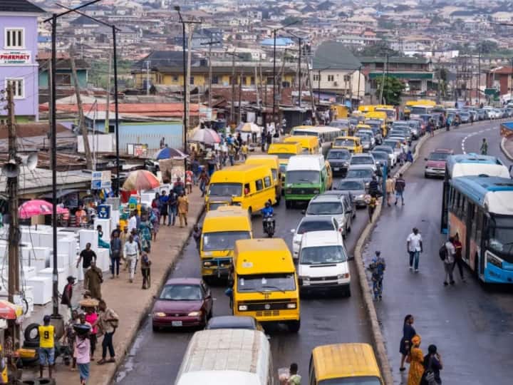 पहले नंबर पर दुनिया का सबसे खराब ट्रैफिक वाला शहर है. 2018 की एक रिपोर्ट के अनुसार, सप्ताह के 30 घंटा हर एक व्यक्ति यातायात में गुजारता है.