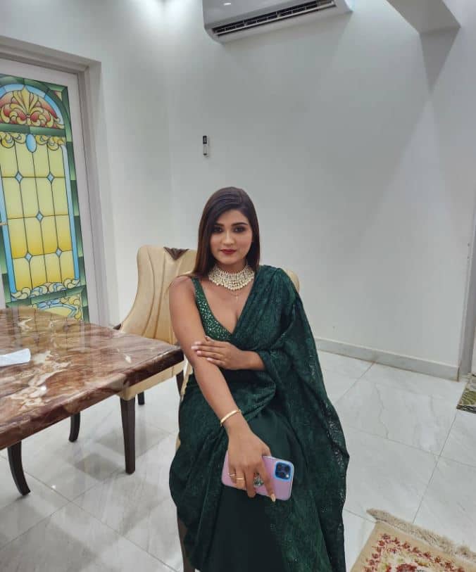 भोजपुरी स्टार आकांक्षा दुबे ने वाराणसी के एक होटल में फांसी लगाकर आत्महत्या कर ली है. उनके निधन से पूरी इंडस्ट्री शोक में है.