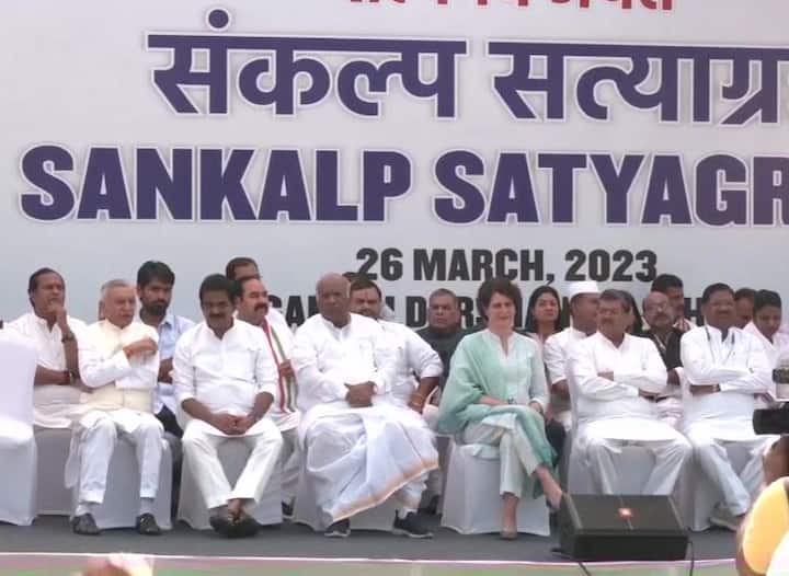 'संकल्प सत्याग्रह' में कांग्रेस अध्यक्ष मल्लिकार्जुन समेत प्रियंका गांधी भी भाई राहुल के समर्थन में पहुंची.
