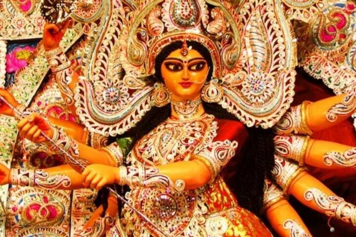 જો દુર્ગા મા સંપૂર્ણ મેકઅપમાં દેખાય છે, તો તેનો અર્થ એ છે કે જેઓ અપરિણીત છે તેમના લગ્નના યોગ બની શકે છે. પરિણીતને સંતાન સુખ મળી શકે છે અથવા બેરોજગારોને નોકરી મળી શકે છે. માતા રાનીની કૃપાથી તમારા જીવનમાં સકારાત્મકતા આવવાની છે.