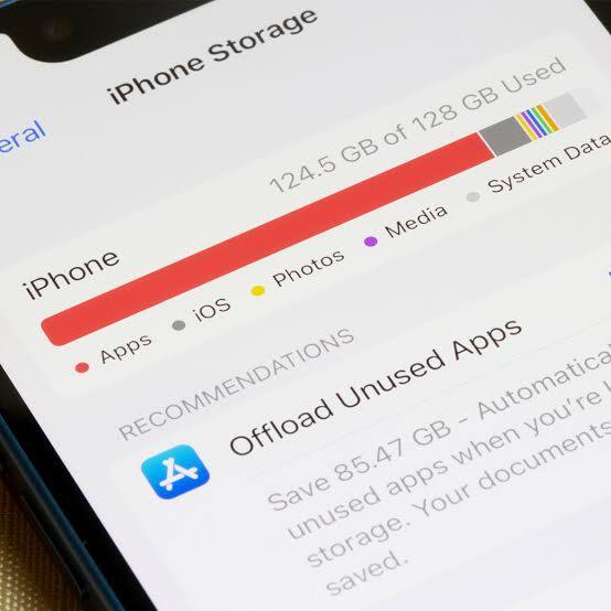 पुराने मैसेज और अटैचमेंट : अपने मैसेज को देखें और किसी भी पुरानी कन्वर्सेशन या अटैचमेंट को डिलीट कर दें. ऐसी चैट का चयन करें, जिसकी आपको अब जरूरत नहीं है.