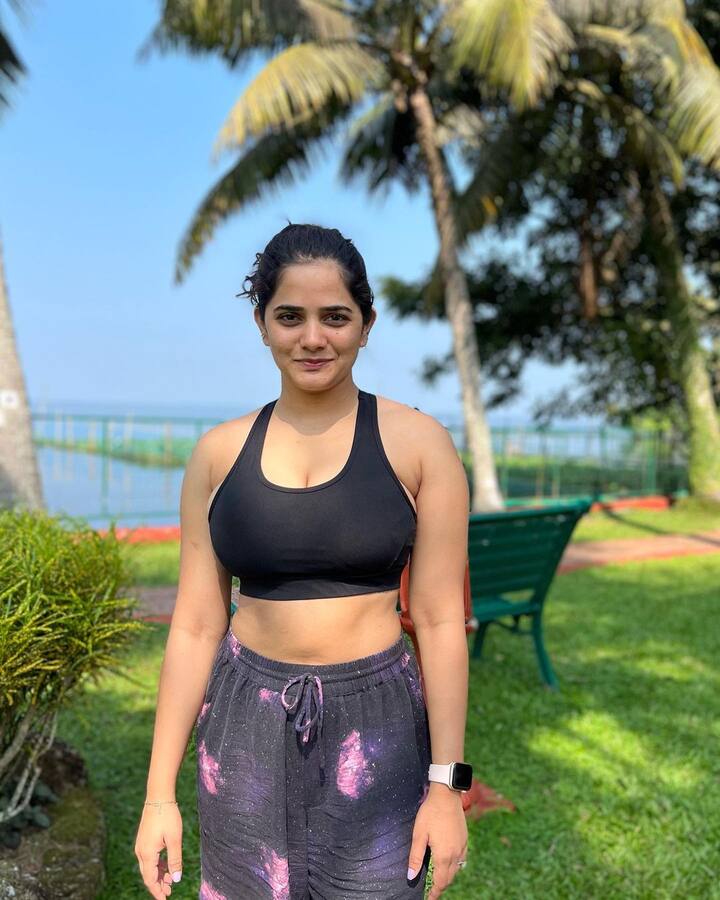 प्रसिद्ध अभिनेत्री भाग्यश्री मोटे तिच्या सोशल मीडियावरील फोटोमुळे कायम चर्चेत असते.