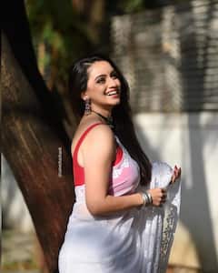 In Pics: श्रुती मराठेच्या घायाळ करणाऱ्या अदा, पाहा फोटो