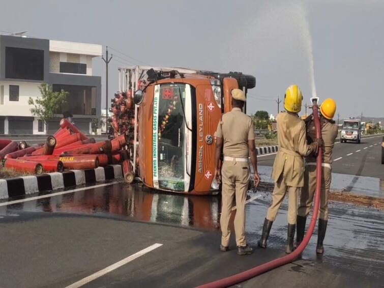 Nellai lorry loaded with a hydrogen cylinder overturned on the Nellai-Kumari four-lane road TNN ஹைட்ரஜன் சிலிண்டர் ஏற்றி வந்த லாரி  கவிழ்ந்து விபத்து: நெல்லை-குமரி நான்கு வழிச்சாலையில் பரபரப்பு