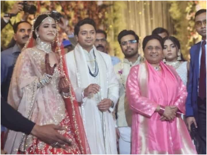 Mayawati Nephew Wedding: मायावती के भतीजे आकाश आनंद की शादी की शानदार रिजॉर्ट में संपन्न हुई जिसमें कई दिग्गज नेता भी पहुंचे और दूल्हा-दुल्हन को अपना आशीर्वाद दिया.
