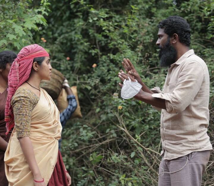 விடுதலை படப்பிடிப்பின் போது எடுக்கப்பட்ட புகைப்படம் இன்று இணையத்தில் வெளியானது. நடிகை பவானி ஸ்ரீக்கு இயக்குநர் வெற்றிமாறன் விளக்கம் கொடுக்கும் போது இப்புகைப்படம் எடுக்கப்பட்டுள்ளது.