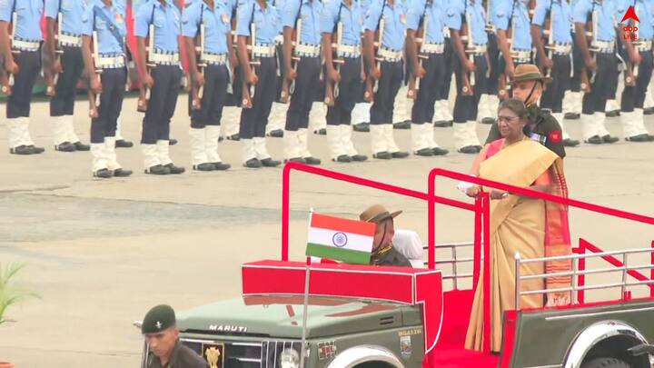 রাষ্ট্রপতির পরের গন্তব্য রাজভবন। বিকেলে রাষ্ট্রপতি যাবেন নেতাজি ভবনে। কালও রাষ্ট্রপতির একাধিক কর্মসূচি রয়েছে।