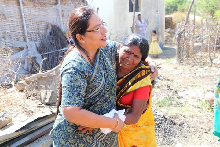 जिल्ह्यातील सालोरा खुर्द इथं एका महिन्यापूर्वी काही घरांना आग लागली होती अन् सुखाने सुरू असलेला संसार उघड्यावर आला. या घटनेची दखल माजी मंत्री आणि आमदार यशोमती ठाकुर यांनी घेतली आणि आगीत भस्मसात झालेली घरं नव्याने बांधून देण्याचं वचन दिलं.