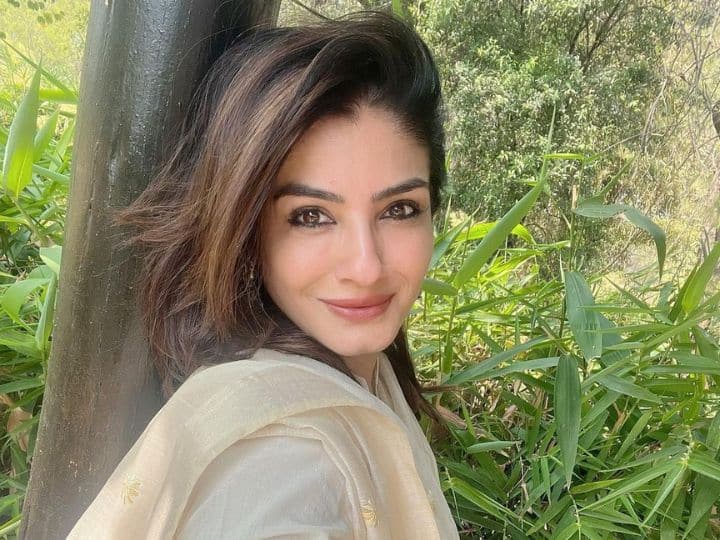 Raveena hilarious instagram reels video called Mujhe goli maro watch here Raveena Tandon Video: 'गोली मारो मुझे,' रवीना टंडन ने वीडियो शेयर कर ऐसा क्यों कहा? रील्स देख हो जाएंगे शॉक्ड