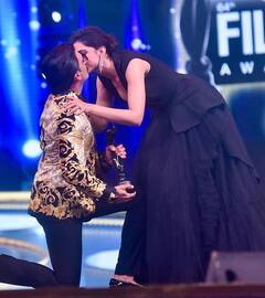 छोरी छुपे Kiss करते हुए पकड़े गए ये सितारे, सामने आईं ऐसी-ऐसी तस्वीरें