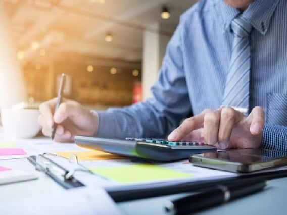 જો તમે તમારા માતા-પિતા માટે સ્વાસ્થ્ય વીમો લીધો છે, તો તમે આવકવેરાની કલમ 80D હેઠળ તેનો દાવો કરી શકો છો. તે જ સમયે, તમે હેલ્થ ચેકઅપ માટે 5,000 રૂપિયા સુધીના ડિસ્કાઉન્ટનો પણ દાવો કરી શકો છો.