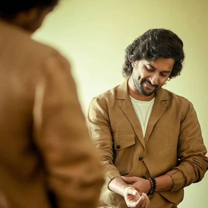 இதுவரை காதல்-காமெடி கதாநாயகனாக இருந்த இவர், தசரா படம் மூலம் புதுமை காட்டியுள்ளார்