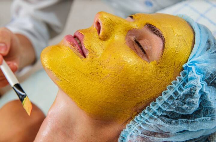 हल्दी का फेस पैक लगाने के उपाय हमेशा ध्यान रहे कि आपका चेहरा और गर्दन पूरी तरह से कवर हो .अगर कोई भी हिस्सा छोड़ देंगे तो यह आपके चेहरे पर पैच दिखा सकता है. कहीं-कहीं पर हल्दी लगी नजर आएगी और कहीं पर एकदम से दूसरा कलर नजर आएगा.