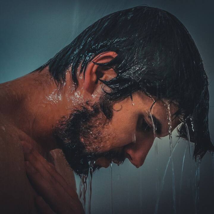 ঠান্ডা জলে স্নান সেরে নিন। দেখবেন, নিজেকে অনেক সতেজ লাগছে।