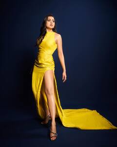 TV की ‘नागिन’ को थाई-हाई स्लिट ड्रेस में देख फैंस हुए मुरीद, बॉयफ्रेंड Karan Kundrra ने तो एक हजार बार कर दिया डबल टैप