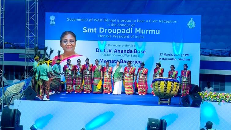CM Mamata Banerjee Praises Army And Police At Netaji Indoor Stadium In Front Of President Draupadi Murmu Mamata Banerjee:'সেনাবাহিনী, পুলিশবাহিনীকে কুর্নিশ জানাই',রাষ্ট্রপতিকে সংবর্ধনা অনুষ্ঠানে বার্তা মুখ্যমন্ত্রীর
