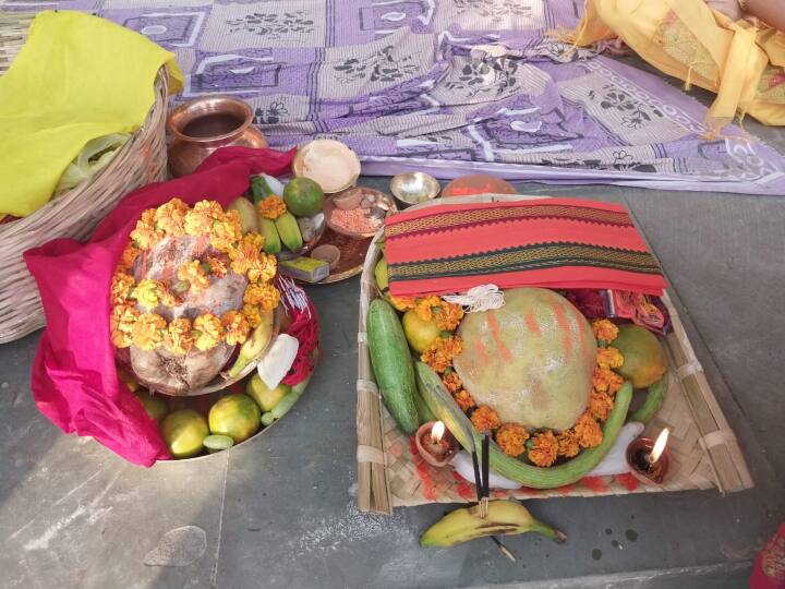 सूर्य अर्घ्य के लिए बांस की टोकरी में ठेकुआ, चावल के लड्डू और फलों को रखा जाता है. सूर्य पूजा के लिए सूप को भी सजाया जाता है.