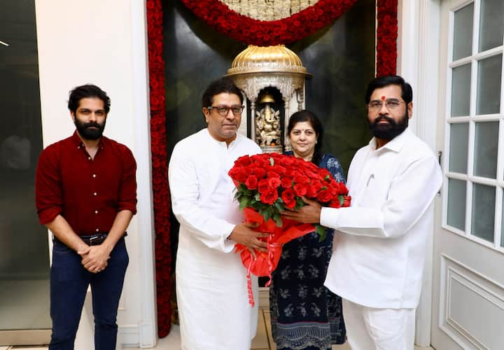 CM Eknath Shinde meet Raj Thackeray: राज ठाकरेंच्या शिवतीर्थ निवासस्थानी मुख्यमंत्री एकनाथ शिंदे सहकुटुंब भेटीसाठी दाखल झाले होते.